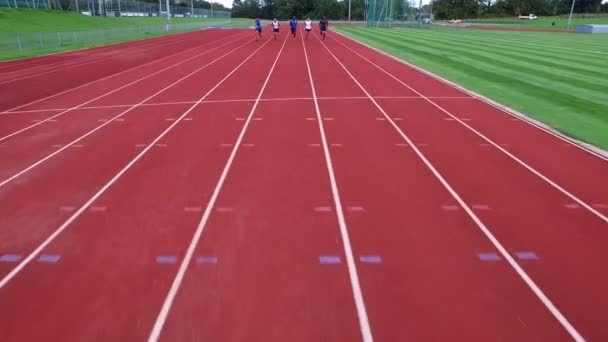 Atletas en pista de carreras — Vídeo de stock