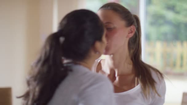 Пара поділитися поцілунком — стокове відео