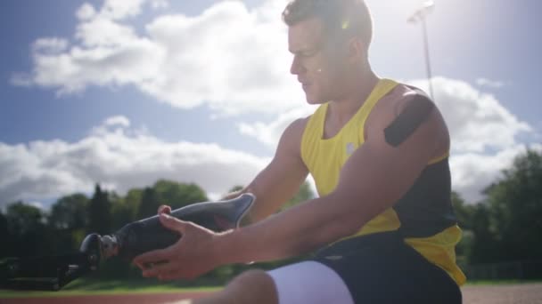 Atleta con pierna protésica en la pista de atletismo — Vídeos de Stock
