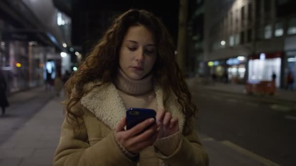 Mujer usando smartphone — Vídeo de stock