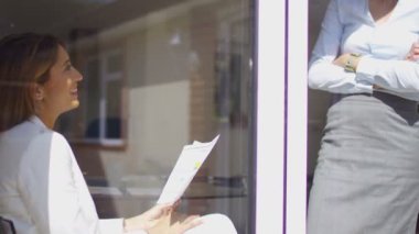 Modern ofisinde çalışan iş kadınları