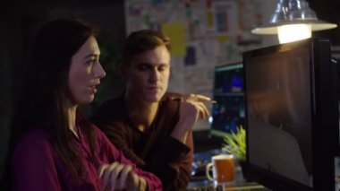  Mühendisler yaratıcı bir projeyi tartışmak