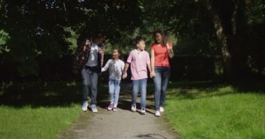 Aile Dışarıda Zaman Geçiriyor