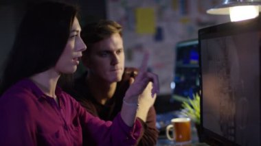  Mühendisler yaratıcı bir projeyi tartışmak