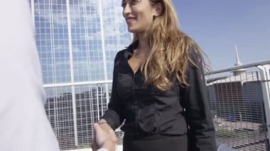 iş kadınları el sallamak