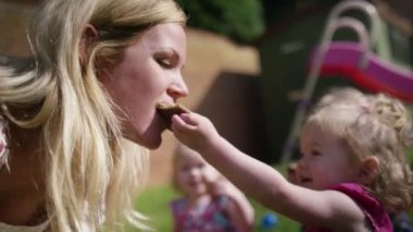 bahçede oynarken İkizler