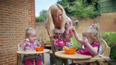 Yürümeye başlayan çocuk İkizler besleme anne