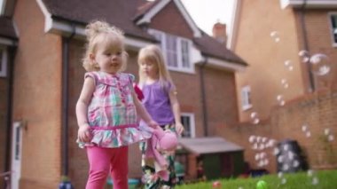 Bahçede oynarken yürümeye başlayan çocuk