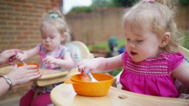 Yürümeye başlayan çocuk İkizler besleme anne