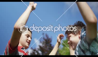 bahçede oynayan çocuklar