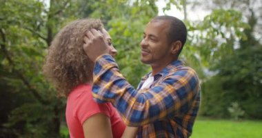 açık havada kucaklayan couplecouple