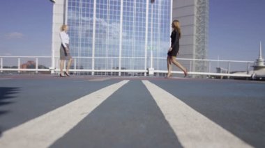 iş kadınları el sallamak