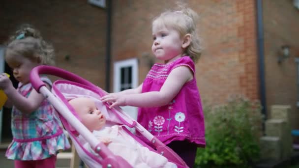 Toddler twins playing in the garden — Stock Video