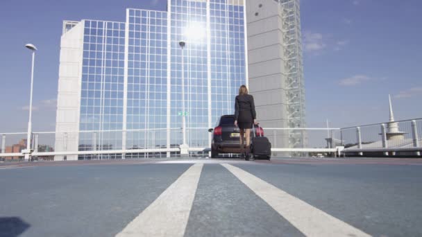 Mujer de negocios caminando con el equipaje en el aeropuerto — Vídeos de Stock
