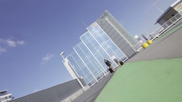 Geschäftsfrauen laufen mit Gepäck am Flughafen — Stockvideo