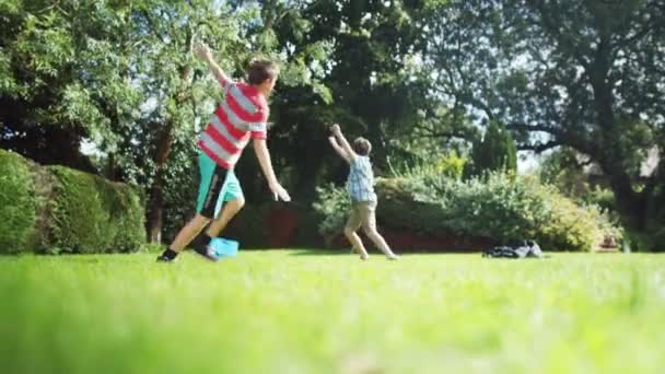 Chicos jugando fútbol — Vídeos de Stock