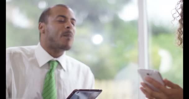 Pareja utilizando la tecnología en el desayuno — Vídeos de Stock