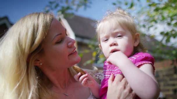 Madre e bambino in giardino — Video Stock