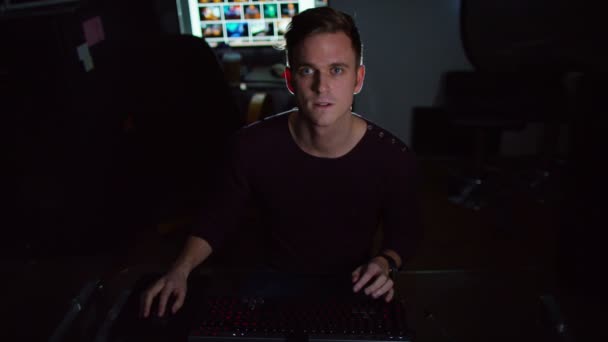 Людина працює перед комп'ютером — стокове відео