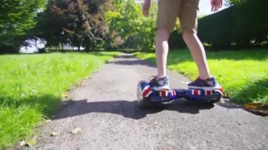 Motorlu vurgulu tahtada oynayan çocuk