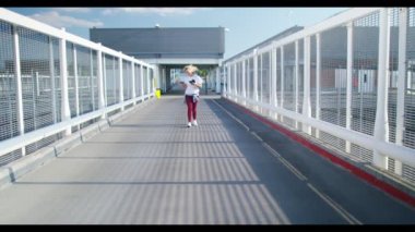 sokak dansçısı birkaç hareket gösterilen