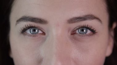 güzel bir genç kadının gözleri 