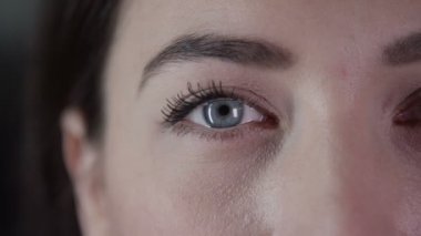 güzel bir genç kadının gözleri 