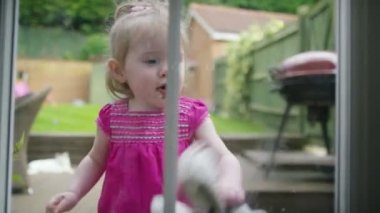 pencere temizleme kızlar