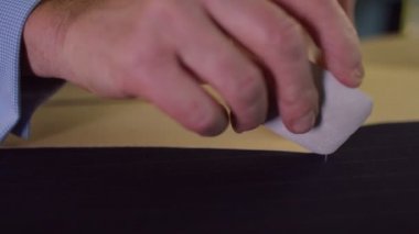 terzi dükkanında çalışan