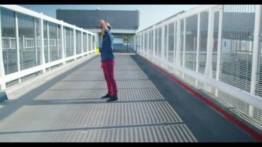 sokak dansçısı birkaç hareket gösterilen