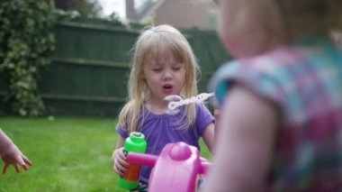 bahçede oynarken İkizler