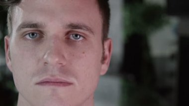 ciddi genç adamın yüzünü