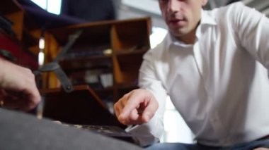 İstemci terzi ile bir toplantıda