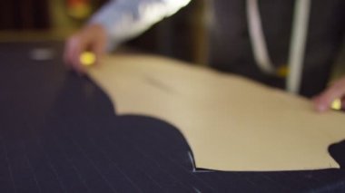 terzi dükkanında çalışan