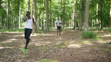 Çift ormanda koşuya devam