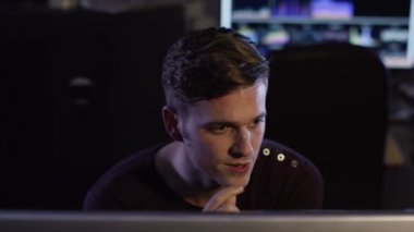  bir compute önünde çalışan adam