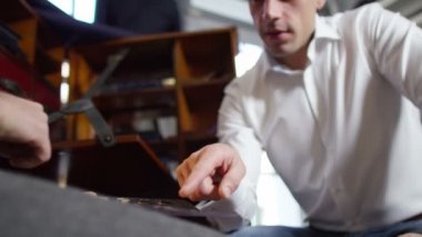 İstemci terzi ile bir toplantıda