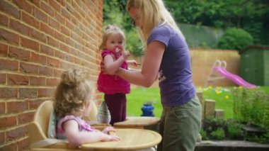 İkiz yüksek sandalye koyarak anne