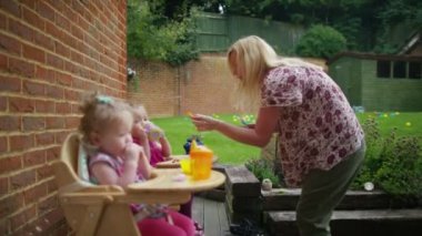 Abur cubur yeme twins ile anne