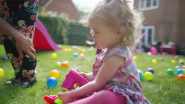 bahçede oynarken İkizler