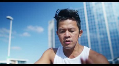 sokak dansçısı birkaç hareket gösterilen