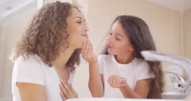 Anne ve kızı çekerek aynaya karşı karşıya