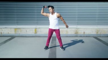 sokak dansçısı birkaç hareket gösterilen