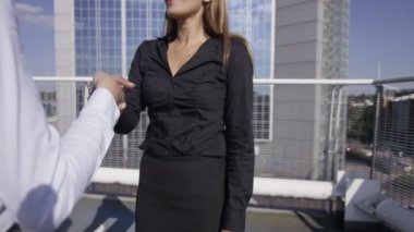 iş kadınları el sallamak