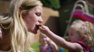 bahçede oynarken İkizler