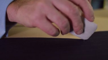 terzi dükkanında çalışan