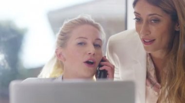 dizüstü bilgisayar arayan iş kadınları