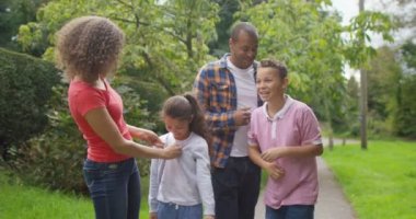 Aile Dışarıda Zaman Geçiriyor