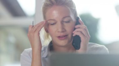 İş kadını telefonda konuşuyor.
