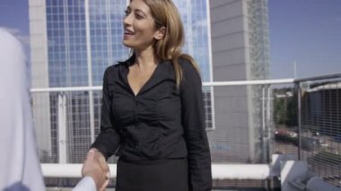 iş kadınları el sallamak